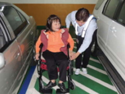 在公有停車場裡，身心障礙朋友可享有便利、 無障礙的停車空間。（圖／臺北市停車管理工程處提供）