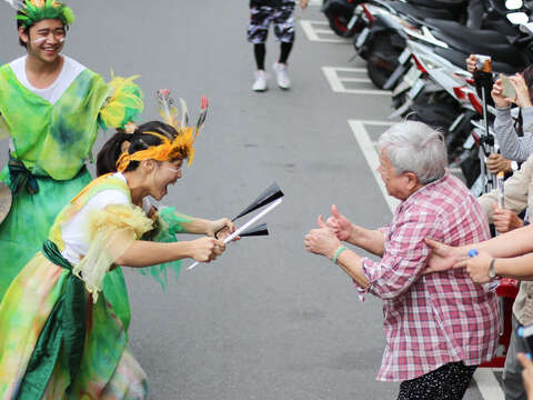 踩街隊伍熱情與民眾互動