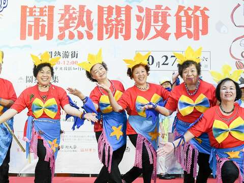 一德里里民以海洋之王和美人魚為主題的創意踩街裝扮