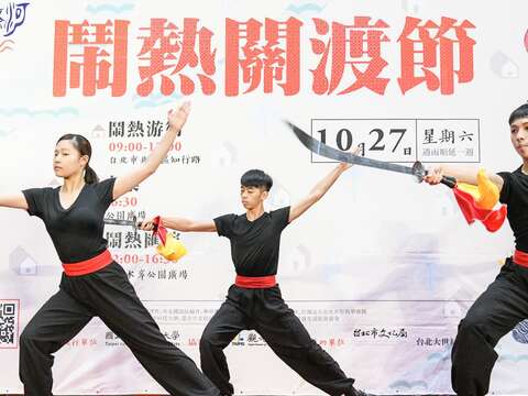 臺北藝術大學舞蹈系學生結合傳統武術與舞蹈的開場表演