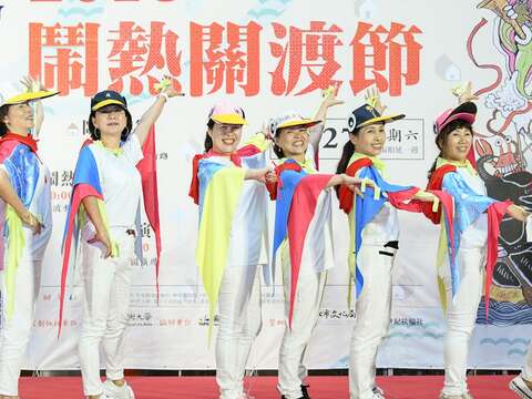 關渡里里民呈現水鳥翱翔關渡的河岸意象