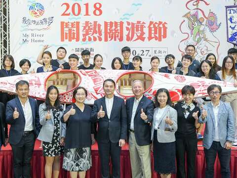 北藝大校長陳愷璜(下排左5)與北藝大師生齊邀民眾來關渡體驗在地特色