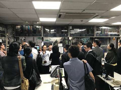 旅館業者參觀台北君悅酒店主機房，相互切磋討論最新技術。