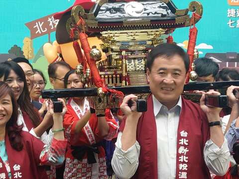 陳副市長(右)、觀光傳播局陳思宇局長(左二)及臺北市溫泉發展協會周水美理事長(左一)一起抬神轎預祝溫泉季順利圓滿成功