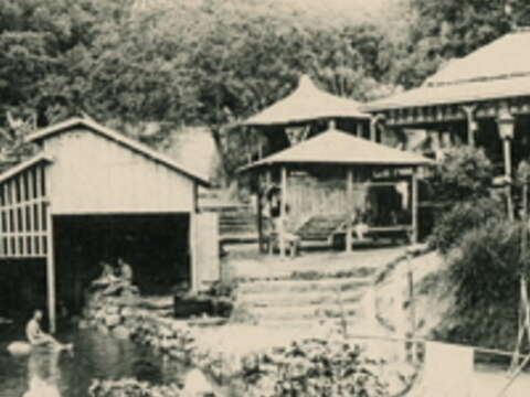 溫泉旅館「天狗庵」主人平田源吾在溫泉溪第一瀧浴場處搭建屋頂、圍起籬笆、整理環境,露天洗浴才再度獲准。(圖/楊燁提供)