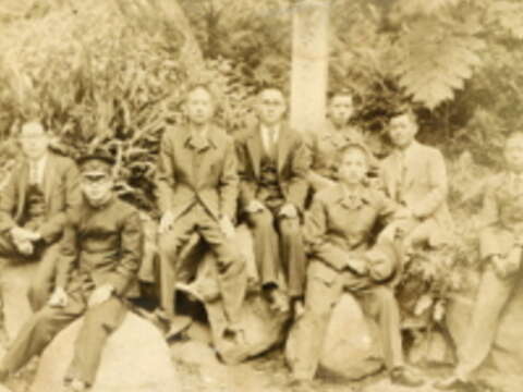 1932年裕仁皇太子蒞臨新北投溫泉溪,當地居民在皇太子涉渡地溪畔募資設立紀念碑,目前已移至私人庭園。(圖/楊燁提供)