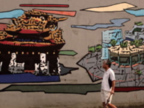 堤防上大幅壁畫透過文字與彩繪演繹街區發展樣貌，遊走其間，讓人感受到錫口歷史的璀璨和美好。（攝影／JackRabbit）