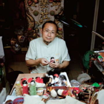 河洛坊創辦人林銘文將傳統的布袋戲偶，打造成精品級特色伴手禮。（攝影／顏涵正）