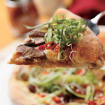 中式烤鴨搭配歐式披薩，香氣馥郁，令人驚豔。（攝影／楊智仁）