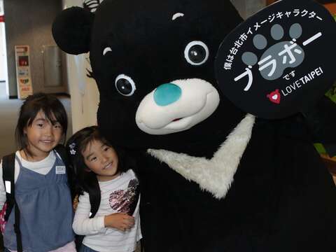 搭乘同名松山機場對飛5周年航班的日本姐妹花與熊讚開心合影.JPG
