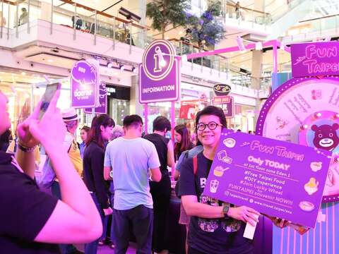 北市觀傳局於泰國曼谷Central World打造百變「臺北快閃主題館」，吸引許多當地民眾參觀1.JPG