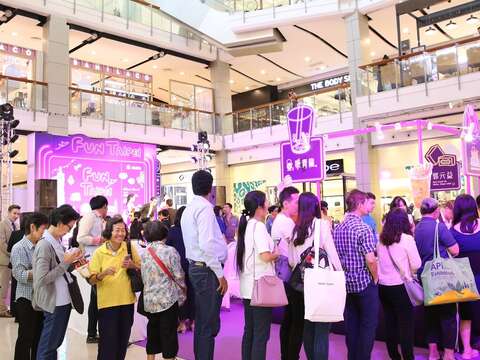 泰國民眾大排長龍就為一嚐臺北特色美味.JPG