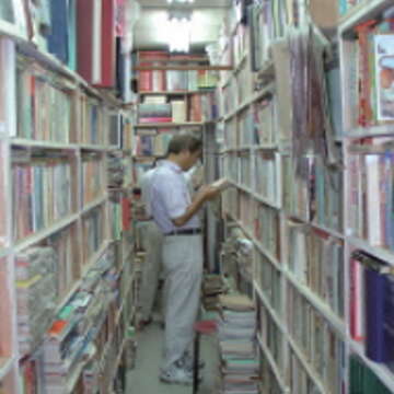 在光華商場的二手書店翻閱舊書，是許多臺北人的共同回憶。（攝影／王能佑）