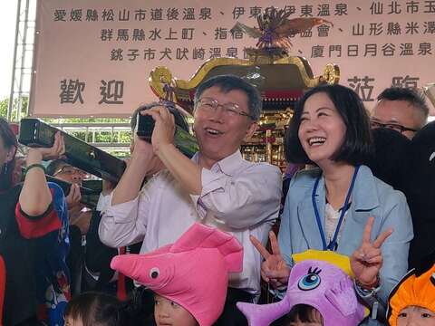柯文哲市長(中)及臺北市溫泉發展協會周水美理事長(左)等貴賓一起抬神轎預祝溫泉季順利圓滿成功