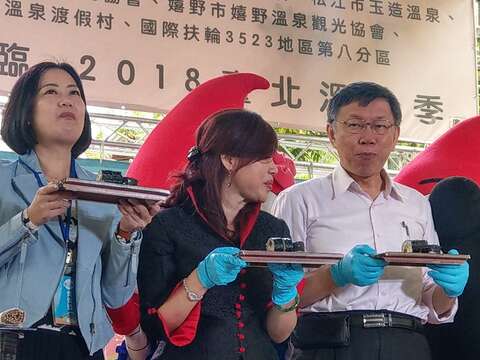 柯市長(右)及臺北市溫泉發展協會周水美理事長(中)等貴賓一起手作海灣料理『北投捲』