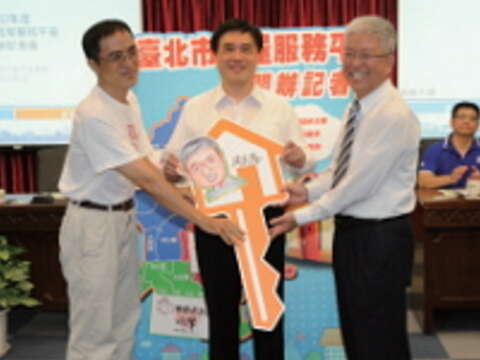 崔媽媽基金會執行長呂秉怡（左）、臺北市市長郝龍斌（中）、臺北市副市長張金鶚（右）一同為租屋服務平臺揭開序幕。（劉佳雯攝）