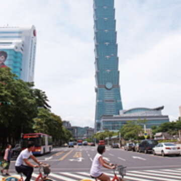 小小黃在臺北街頭悠遊穿梭的景象隨時可見。(攝影/王能佑)