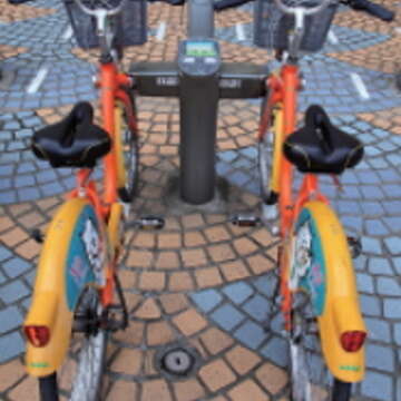 YouBike的兩車一柱較巴黎的一車一柱更加節省空間。(攝影/王能佑)