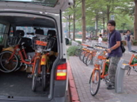 為避免民眾無車可借,巡邏人員加強調度,以平衡每個站點的車輛及空位。(攝影/王能佑)