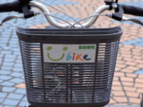 二代YouBike將置物籃縫隙縮小,讓騎乘者安心置放隨身物品。(攝影/王能佑)