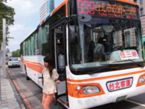 雙北跨市快速公車讓雙北市之間的交通更加快速便捷,嘉惠許多通勤族。(攝影/王能佑)