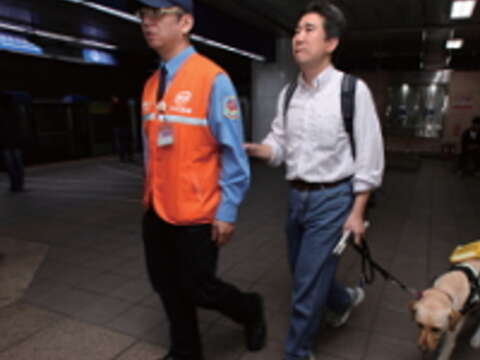 旅客引導服務提醒系統使引導工作更加迅速確實,讓視障旅客倍感貼心。(攝影/王能佑)