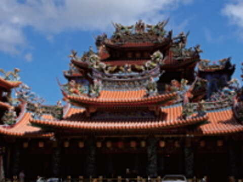 臺北市松山慈祐宮日前剛完成整修,屋簷上的剪黏全面翻新,材質採用交趾陶,在陽光下熠熠生輝。(攝影/王能佑)