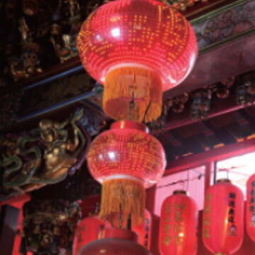 LED燈籠是董事長陳玉峰的新點子，為歷史悠久的廟宇注入新活力。（攝影／王能佑）