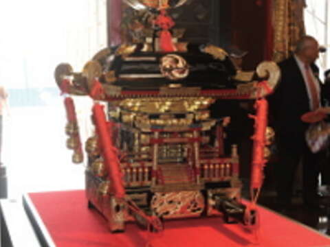 101年日本松山市致贈「道後兒童神轎」,巡迴首站便選在松山慈祐宮展示,足見雙方友好交情。(攝影/及傑生)