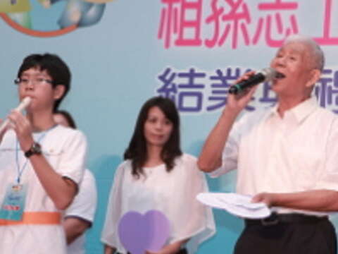 吳來旺（右）在結訓成果發表會上引吭高歌，演唱〈思想起〉。（攝影／王能佑）