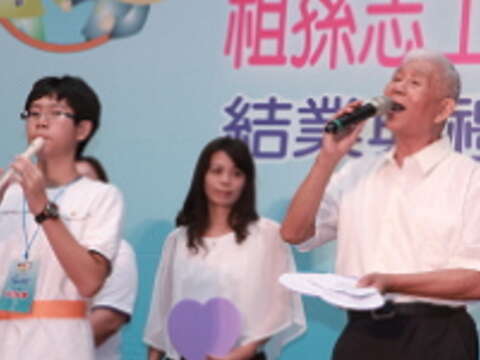 吳來旺(右)在結訓成果發表會上引吭高歌,演唱〈思想起〉。(攝影/王能佑)