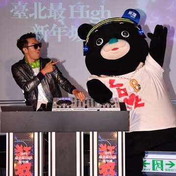 熊讚化身最潮DJ_Bravo大秀刷碟技巧