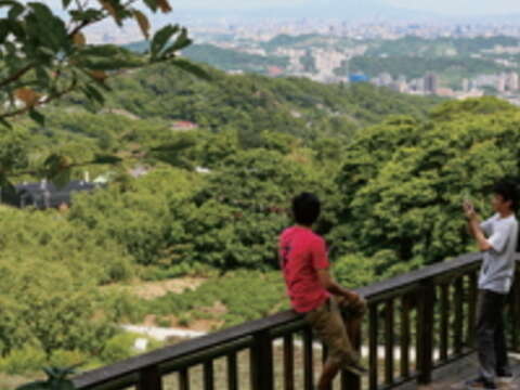 樟湖步道沿途設施讓民眾休息之外還能一覽農村景色。(攝影/楊智仁)