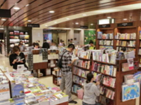 24小時不打烊的誠品書店,讓半夜不睡覺的夜貓族盡情沉浸書中世界。(攝影/楊智仁)