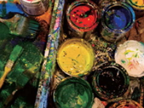 邱瑞金選擇對人體無害的水泥漆來作畫，以六色顏料調配出層次鮮明的色彩。（攝影／許斌）