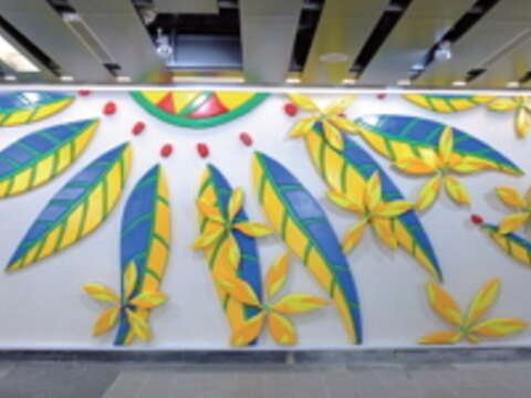 柴清文的《四季》設置於捷運大安森林公園站穿堂層北側牆面,以浮雕描繪出大自然四個季節,此部分為「夏」。(圖/達達創意股份有限公司提供)