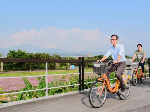 可沿關渡自行車道，騎乘自行車前往關渡秘境花海！
