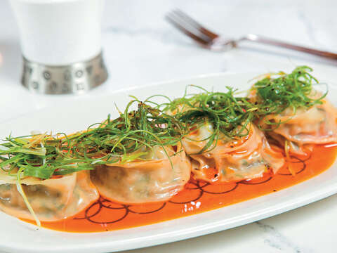 紅油皮蛋豆腐餃將意想不到的食材，以中西合璧的創意料理形式呈現。（攝影／林煒凱）