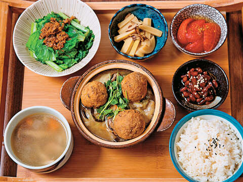 以定食概念推出的豆腐套餐，加入腰果熬煮的湯品，口感相當豐富。（攝影／林煒凱）