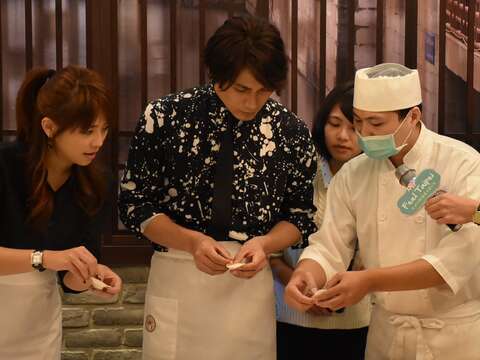 陳思宇、加藤和樹努力學習包出19摺的小籠包.JPG