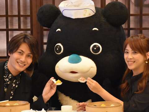 加藤和樹、熊讚、陳思宇一起品嚐七彩小籠包.JPG