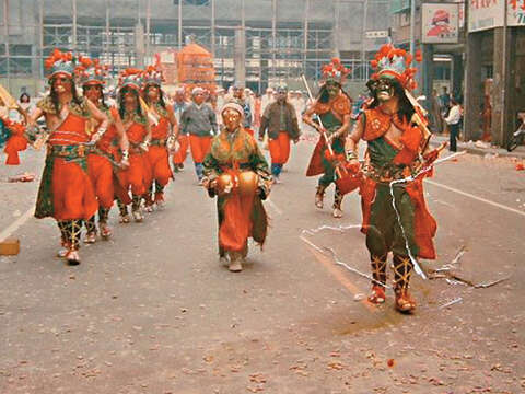 1980年代在艋舺街頭繞境的八將團。(圖/邱添財提供)