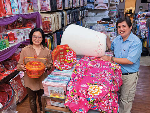 張寶仁夫妻合力經營百年棉被老店，憑藉網路好口碑在市場上保有好成績。（攝影／王漢順）