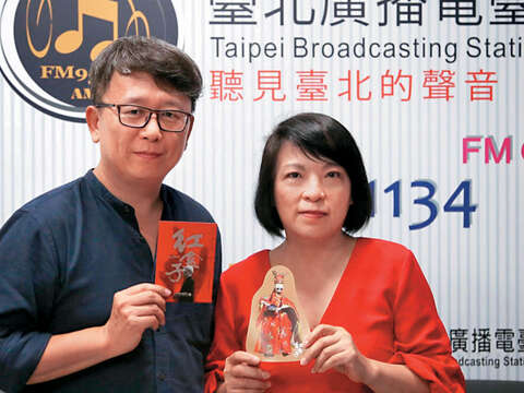 楊力州(左)以《紅盒子》講陳錫煌的布袋戲人生故事。(圖/程金蘭提供)