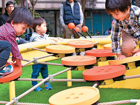 朝陽公園共融式遊戲場的多元遊具讓孩童開心玩樂。（攝影／許宜容）