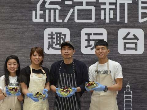 陳思宇局長與「找蔬食Traveggo 」在蔬食業主指引下以代表捷運5條線的食材製作五色蔬食沙拉