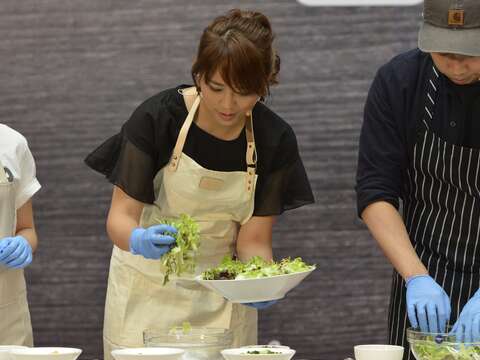 陳思宇局長與「找蔬食Traveggo 」現場製作蔬食料理