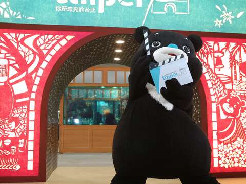 熊讚出席台北國際旅展台北館，以打卡板拉開走秀活動序幕。.JPG
