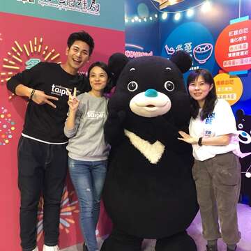 觀光傳播局副局長陳譽馨、楊子儀、成若涵與熊讚為臺北城市聯名商品走秀。