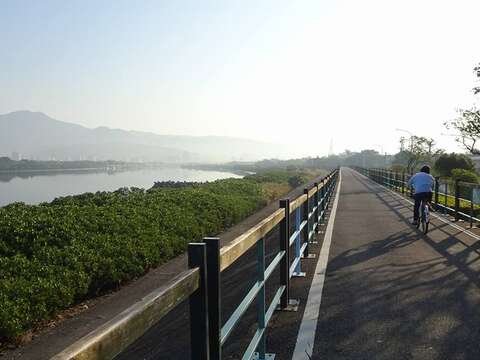 北市河濱夜騎 美景美食生態通通有